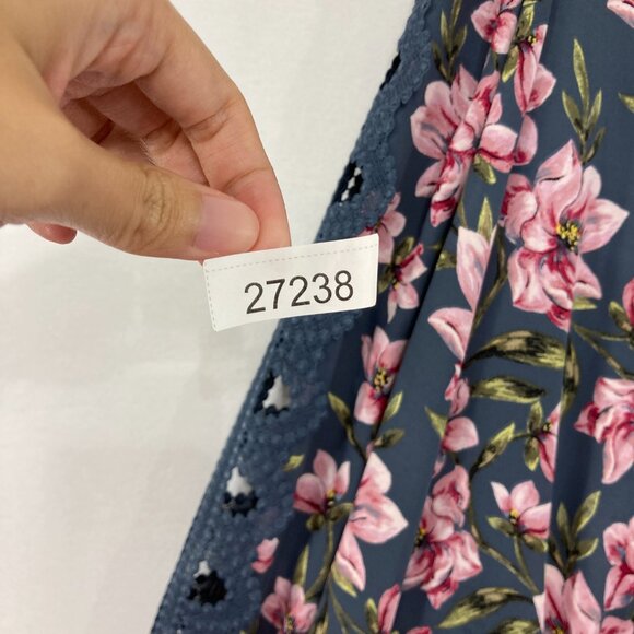 White House Black Market Blouse Large Floral Lace Detail Feminine Preppy Top - Picture 11 of 11